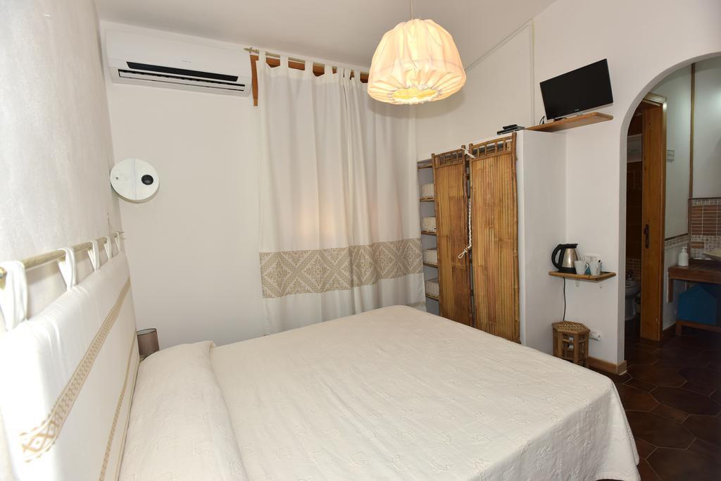 Bed & Breakfast Yin & Yang San Pantaleo Exteriör bild