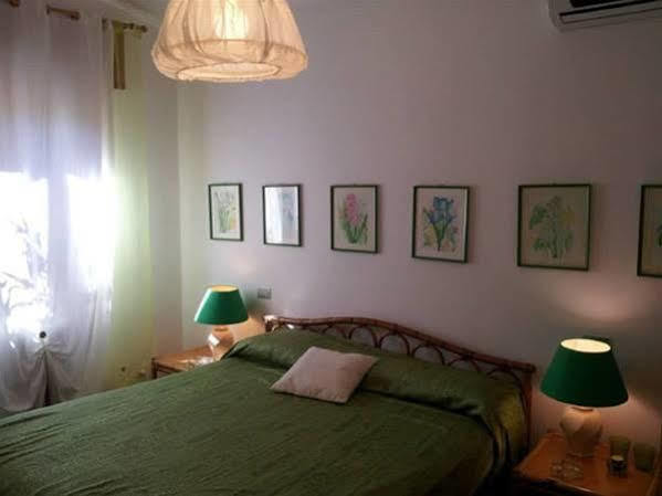 Bed & Breakfast Yin & Yang San Pantaleo Exteriör bild
